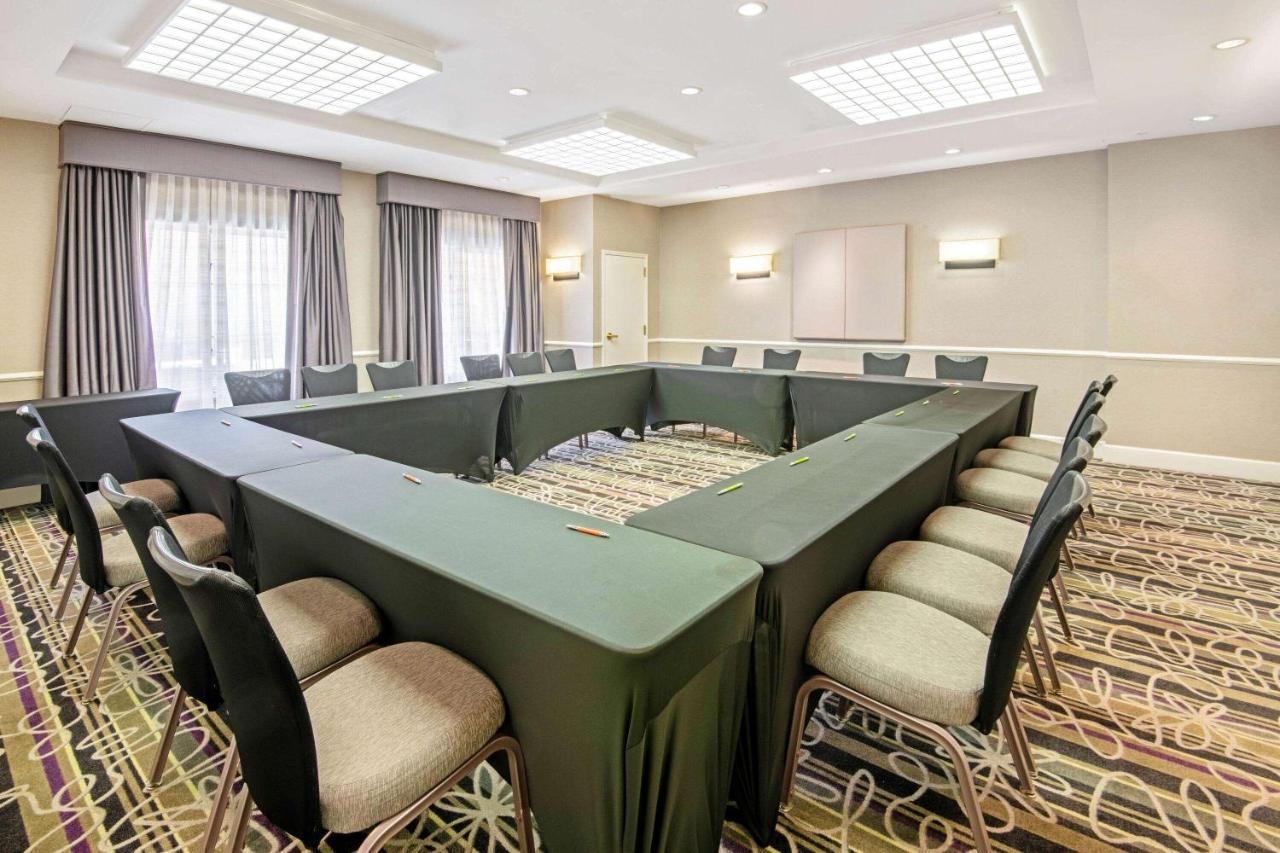 La Quinta By Wyndham Airport Hotel 3*